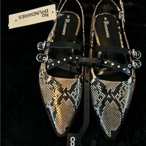 No Boundaries Women's Black and Tan Snakeskin Flats